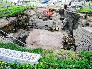 Archäologische Ausgrabungen am Brunnen in Gray (© JE)