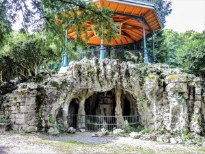 Künstliche Höhle, überragt von einem Musikpavillon (© JE)