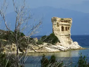 Sur le chemin qui mêne à la plage du Loto, la tour Mortella