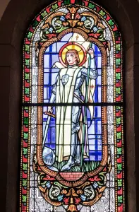 The Top of Tôt - Stained glass window of Joan of Arc, in the church (© JE)