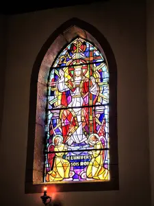 Le Haut du Tôt - Stained glass window of the apse of the church (© JE)