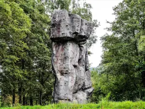 Artificial climbing rock, side south of the lake (© JE)