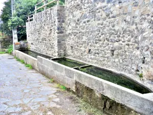 Fontaine-watering three bins in Espinasse (© J.E)
