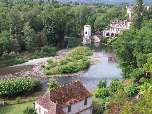 Sauveterre-de-Béarn delante de Dio