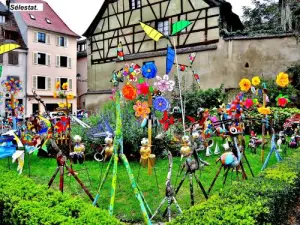 Garten mit bunten Mobiles (© Jean Espirat)