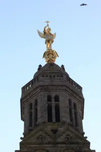 Saint Michel au sommet de l'église de Saint-Michel-Mont-Mercure