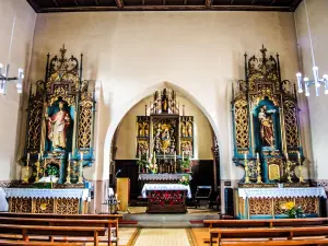 Le maître-autel et les deux autels latéraux de l'église (© J.E)
