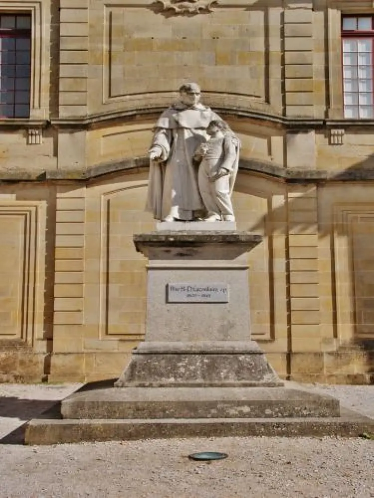 Sorèze - Statue of Father Henri Lacordaire, in the courtyard of the school of the abbey