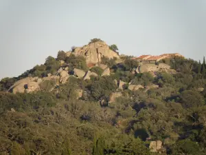 Casas escondidas entre rocas y maquis