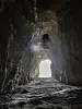Porche de la grotte du château de la roche, vu du fond (© J.E)