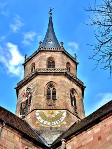 Klokkentoren van de kerk van Saint-Maurice, met zijn zonnewijzer (© J.E)