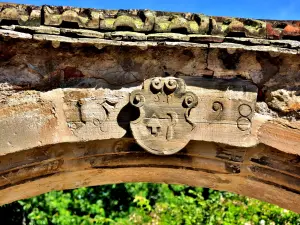 Lintelsleutel met vigneronkam en gedateerde bovendorpel (© J.E)