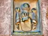 Insignia sobre la puerta del Castillo Bucheneck (© J.E)