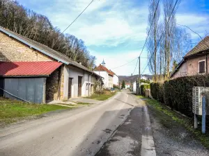 Rue des deux fontaines à Sourans (© J.E)