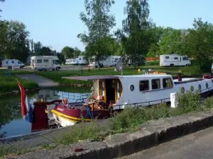 Marina y área de autocaravanas de servicios