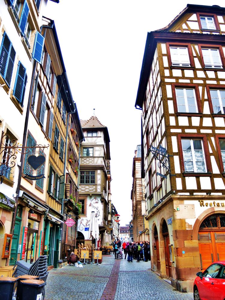 Strasbourg - Alley near the cathedral (© Jean Espirat)