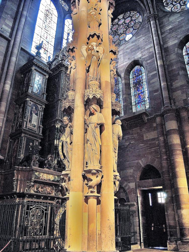 Strasbourg - pillar of angels in the cathedral (© Jean Espirat)
