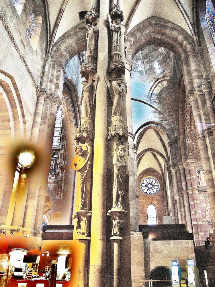 Strasbourg - Another view of the pillar of angels (© Jean Espirat)