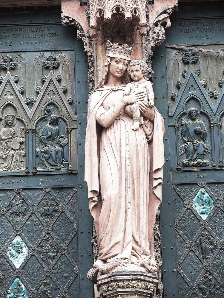 Strasbourg - Statue of the Virgin and child on the tympanum of the cathedral (© Jean Espirat)