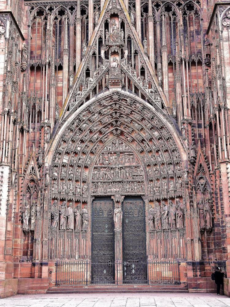 Strasbourg - the big gate and the tympanum of the cathedral (© Jean Espirat)