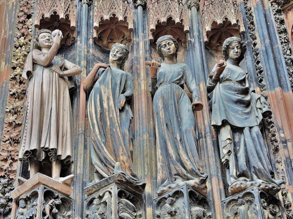 Strasbourg - the foolish virgins, the cathedral (© Jean Espirat)