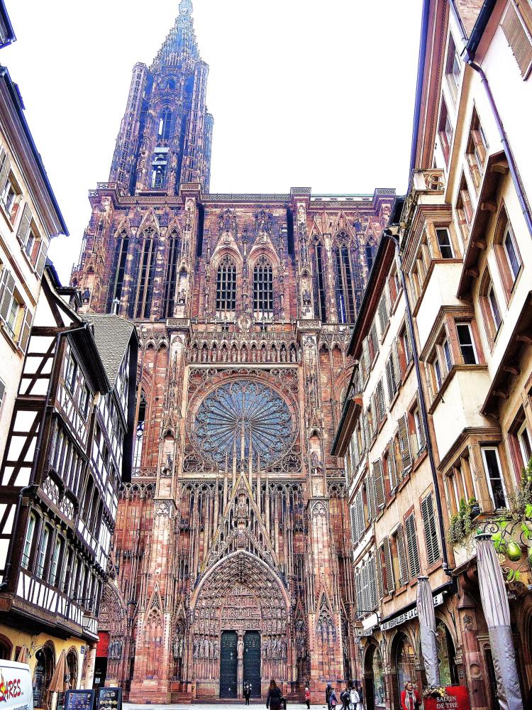 Strasbourg - partial view of the facade of the cathedral (© Jean Espirat)