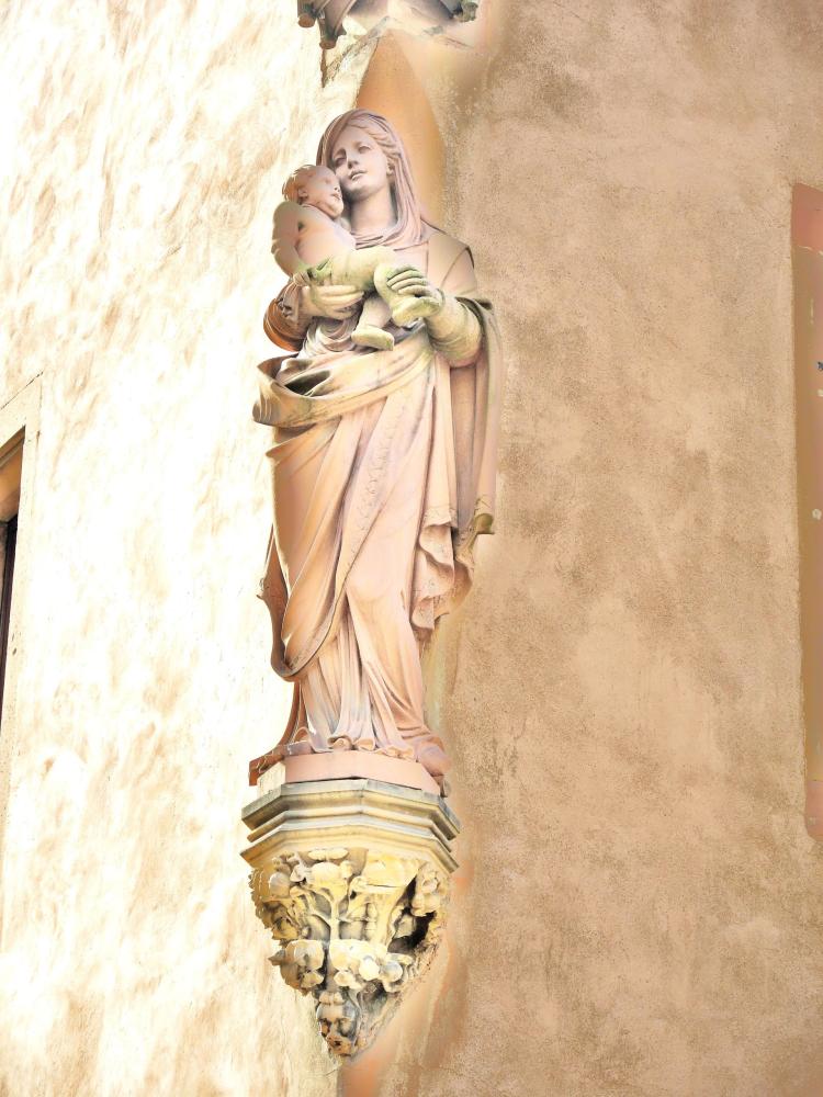 Strasbourg - Madonna the child against the wall of the museum of the work of Our Lady (© Jean Espirat)