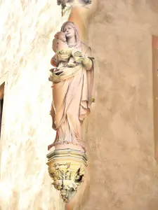 Vierge à l'enfant contre le mur du musée de l'oeuvre Notre-Dame (© Jean Espirat)