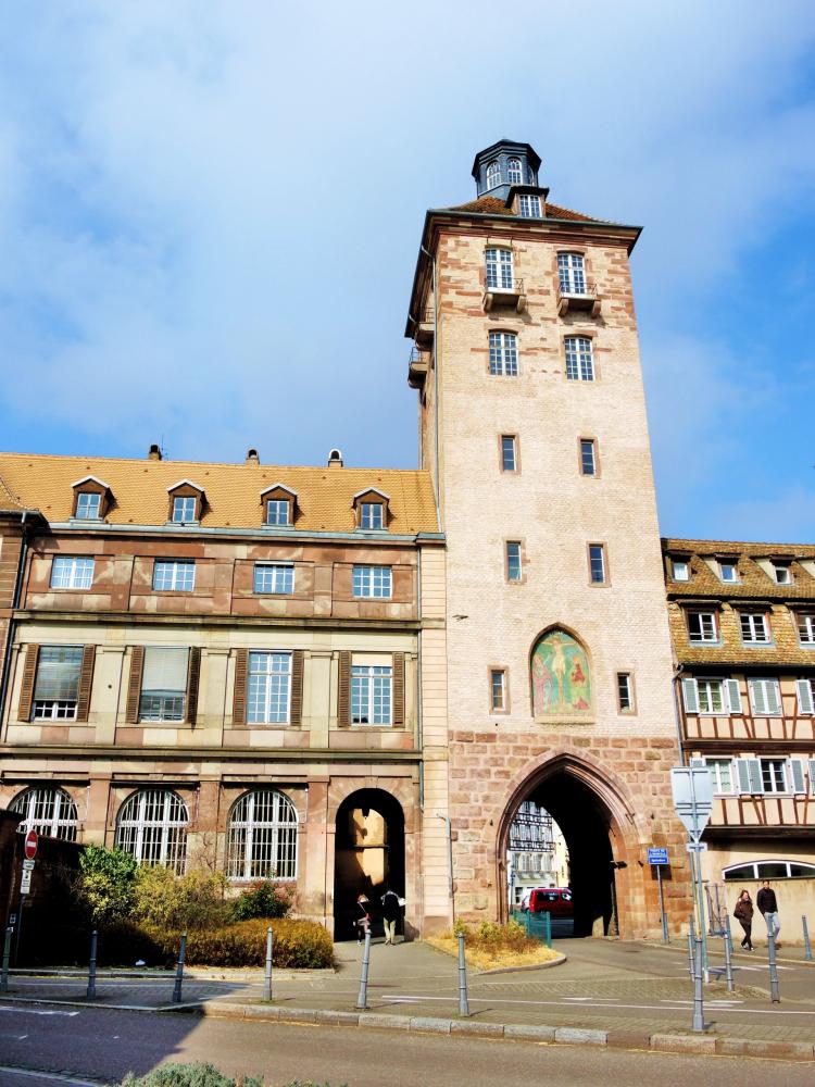 Strasbourg - main entrance of the hospices Civils (© Jean Espirat)