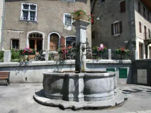 Fountain of the marketplace - Bourg former Taninges