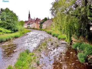 Stadt und Fluss, Blick von der Fußgängerbrücke flussaufwärts (© Jean Espirat)