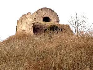 Ruinen der Burg von Angelbourg - Die Auge der Hexe (© JE)