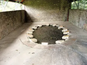 Altes überdachtes Lavoir in der Unterstadt (© Jean Espirat)