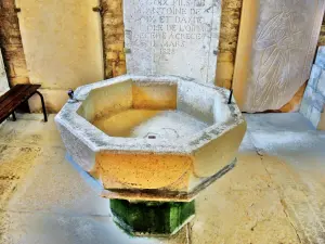 Cuve baptismale du IXe siècle, dans l'église (© J.E)