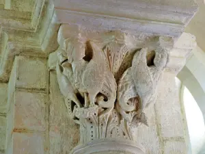 Sculptures sur un pilier de l'église Saint-Florent (© J.E)