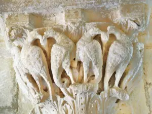 Sculptures sur un pilier de l'église Saint-Florent (© J.E)
