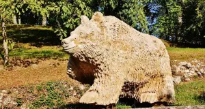 Sculpture dans le parc de l'église Saint-Pierre