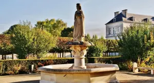 Fontaine en centre ville représentant Marguerite de Bourgogne