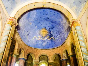 Dôme peint, au-dessus de l'abside de l'église (© J.E)
