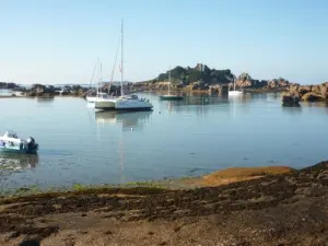 Barche a vela di fronte al castello di Costaérès