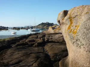 Château de Costaérès gezien vanaf de rotsen van het strand van Tourony