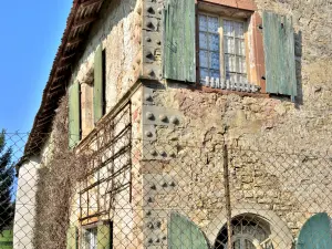 Detail of the wall of the Chateau des Boulets (© J.E)