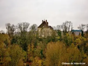 Le château vu du pont sur le Doubs (© J.E)