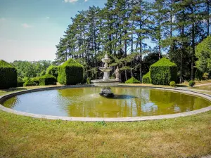 Large pond with jet - Gardens of the castle (© J.E)