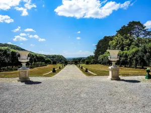 North-South perspective, on the large alley of the first terrace of the castle (© J.E)