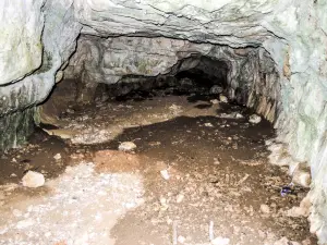 Intérieur de la grotte des sources d'Arcier (© J.E)