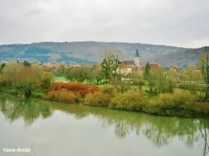 The village seen from the bridge over the Doubs (© J.E)