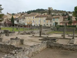 Rovine romane con il villaggio e il castello sullo sfondo