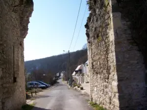 Chambon-sur-Cisse - Remains of the old fortified gate (hamlet of Bury)
