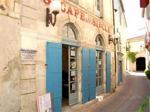 Vallabrègues - Narrow street and basketry museum in Vallabrègues